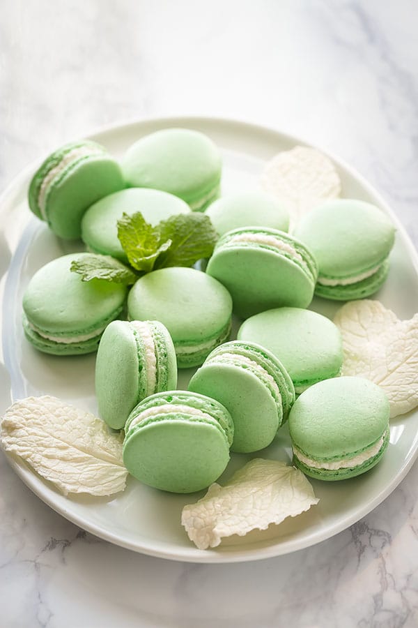 These mint french macarons are perfect entry-level recipes for those who are just starting to bake french macarons. #frenchmacarons #macarons #mintmacarons