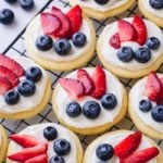 Mini fruit pizza with white chocolate cream cheese frosting - ultimate classic summer dessert in bite-size! It's a perfect make-ahead dessert for a crowd! #fruitpizza #minifruitpizza