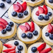 Mini fruit pizza with white chocolate cream cheese frosting - ultimate classic summer dessert in bite-size! It's a perfect make-ahead dessert for a crowd! #fruitpizza #minifruitpizza