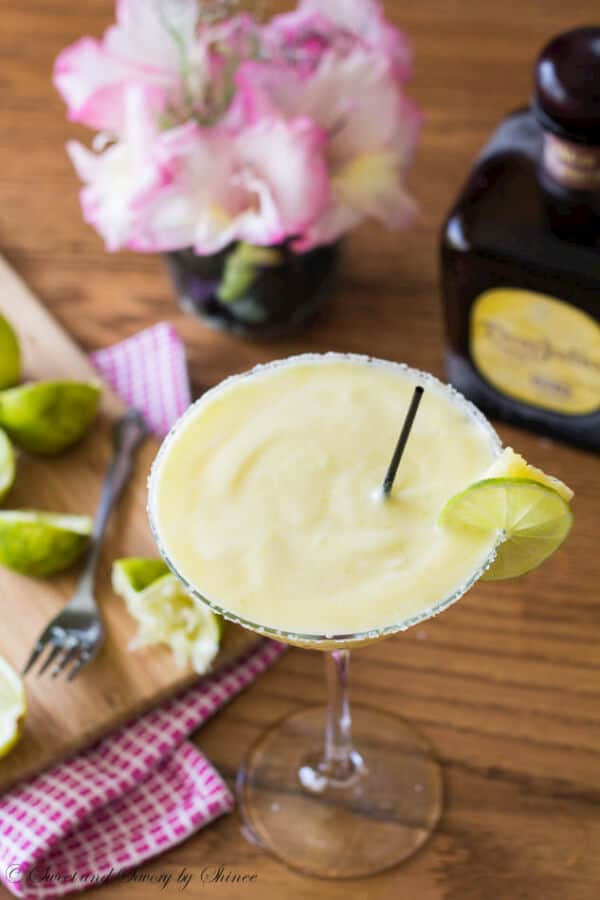 Not your typical margarita here. It’s tropical and fruity, sweet and tangy pineapple margarita to sweeten up your weekend. 