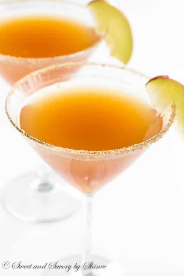 This delicious apple pie martini has all the flavors you love about classic fall dessert. A must-make martini for this coming holiday season! 