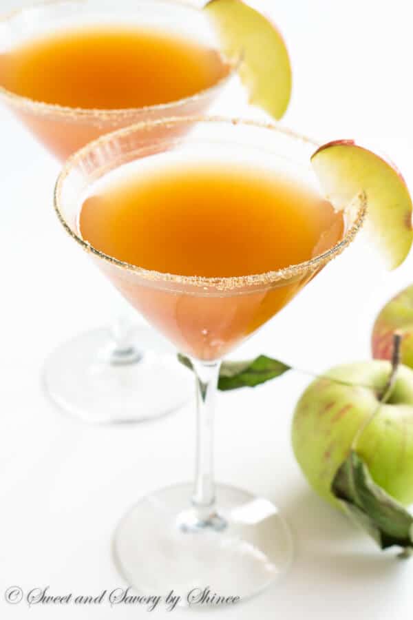 This delicious apple pie martini has all the flavors you love about classic fall dessert. A must-make martini for this coming holiday season! 