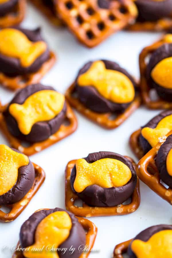 Sweet and salty, these chocolate Goldfish cracker bites are perfect snack to share while watching a game, or a movie.