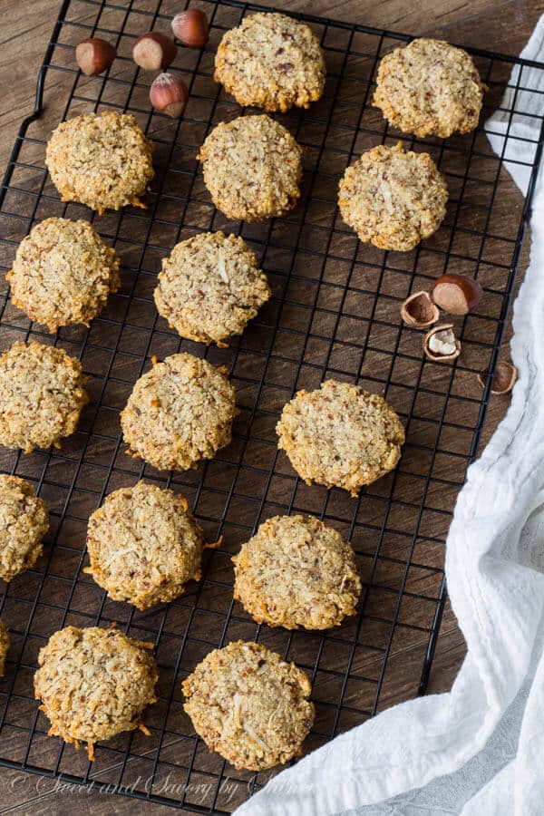 These chewy, wholesome hazelnut coconut cookies are made with only good-for-you-ingredients. No processed sugar, no butter, no flour. And they actually taste amazing!!