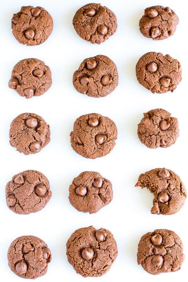 Double chocolate almond cookies for breakfast? Yes, you can! Super quick and easy, these gluten-free, processed sugar-free, dairy-free, eggless cookies are irresistibly chewy and delicious!!