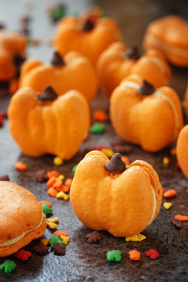 The cutest pumpkin spice macarons - perfect way to start fall baking! 