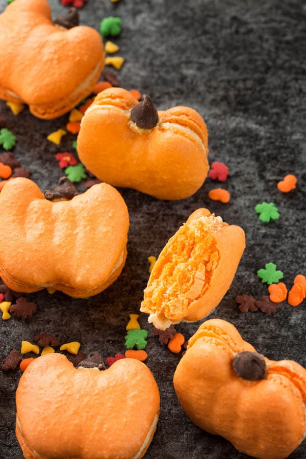 How to make perfect macarons... This pumpkin french macarons are perfect for any fall celebrations!
