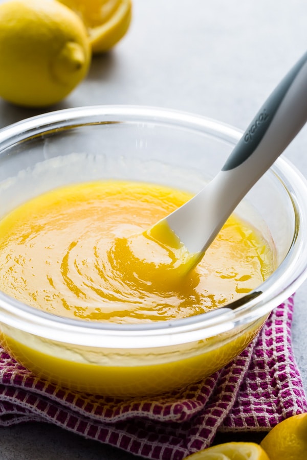 Homemade lemon curd is quite a treat for citrus lovers. It's tart and sweet, lusciously smooth and creamy. And you won't believe how easy it is to make it! #lemoncurd #lemon