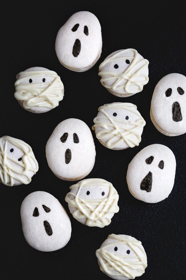 Spooky halloween macarons: mummy macarons and ghost macarons. #halloween #halloweendesserts #halloweenmacarons