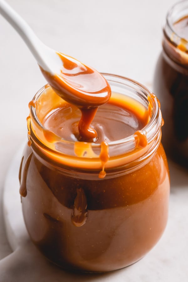 Homemade caramel sauce requires only 5 ingredients and 15 minutes of your uninterrupted attention. Let me show you the fastest method to make this delicious sweet sauce. Plus, 4 incredible flavors to jazz it up!
