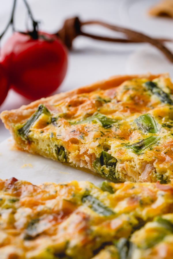 Smoked salmon quiche with creamy soft custard and fresh asparagus and dill - a perfect brunch for special occasions or a nice light dinner served with fresh green salad. #smokedsalmonquiche #quiche