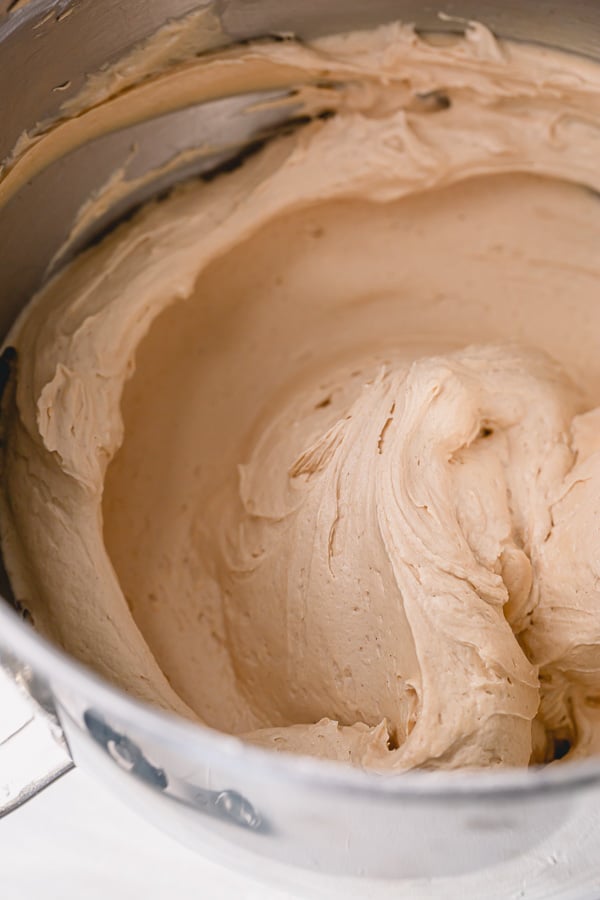 Seriously addicting peanut butter buttercream frosting - insanely delicious paired with chocolate cake, or cupcake, or brownies!! Learn the secret to light and fluffy peanut frosting you'll ever taste. #peanutbutter #peanutbutterfrosting #peanutbutterbuttercream #frostingrecipe