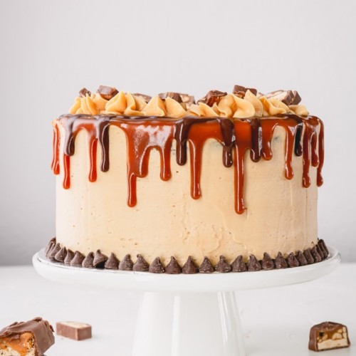 Indulgent Snickers Cake of your dreams!!! So many incredible layers! #snickerscake #layercake #chocolatecake