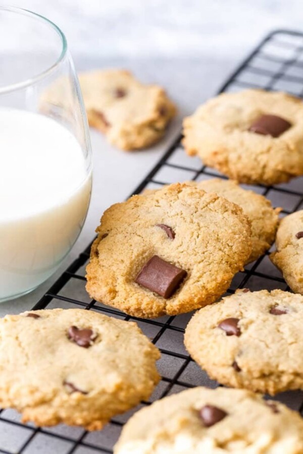 Almond cookies and milk