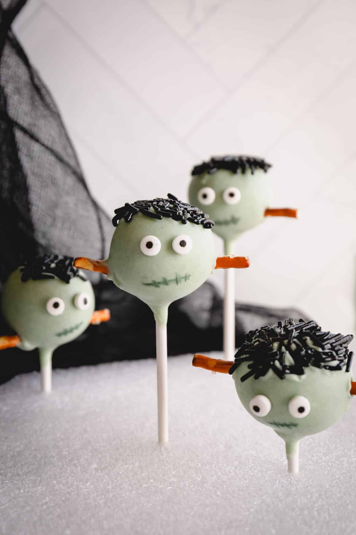 Frankenstein Halloween cake pops.