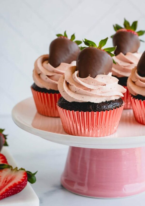 Strawberry-Chocolate-Cupcakes-1-1024x1536