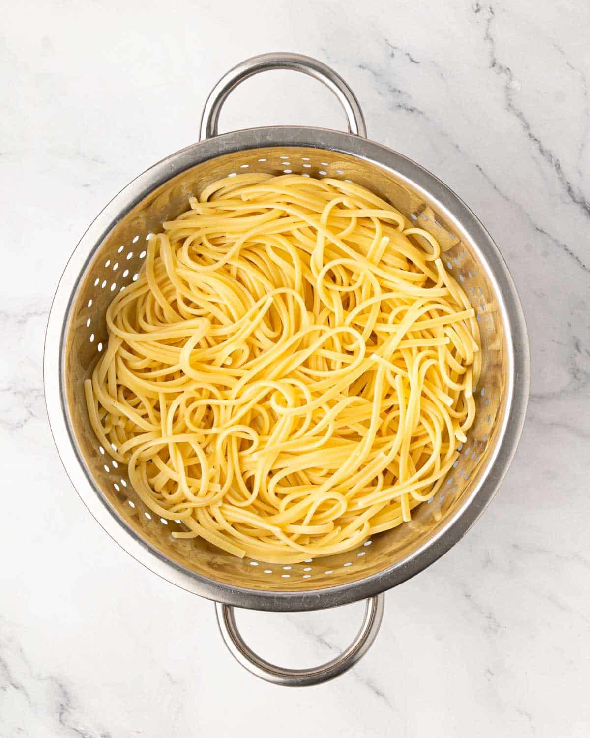 A colander with boiled noodles.