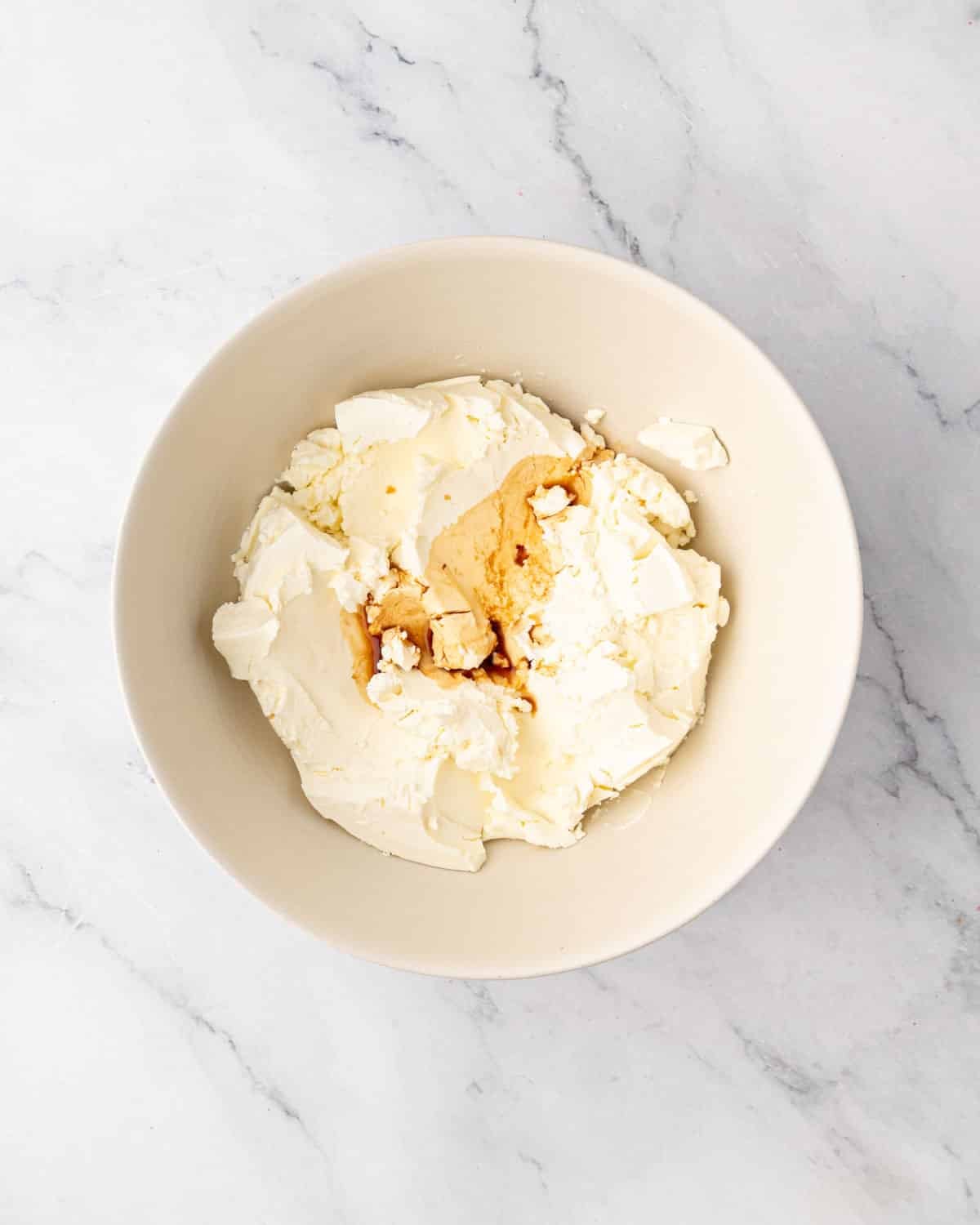 Mascarpone and vanilla in a white bowl.